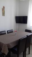 Televízia a/alebo spoločenská miestnosť v ubytovaní Apartman Venus