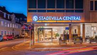 una tienda con un cartel al costado de una calle en Hotel - Stadtvilla Central, en Schweinfurt