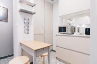 Kuchyň nebo kuchyňský kout v ubytování Gran Via Apartment by People Rentals