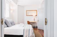 Postel nebo postele na pokoji v ubytování Gran Via Apartment by People Rentals