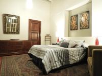 1 dormitorio con cama, espejo y tocador en El Viejo Zaguan by Lunian, en Guanajuato