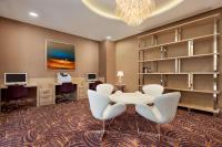 TV a/nebo společenská místnost v ubytování TRYP by Wyndham Izmit