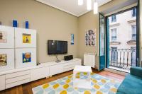 Televízia a/alebo spoločenská miestnosť v ubytovaní Apartamentos San Marcial 28