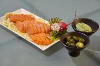 克拉克Quest Plus Conference Center, Clark的桌上的一盘鱼和蔬菜