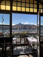Restaurant ou autre lieu de restauration dans l&#39;&eacute;tablissement Hotel Belle-Vue Vieux-Port