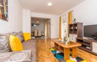 Televízia a/alebo spoločenská miestnosť v ubytovaní Apartment Pavla with pool