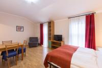 TV a/nebo společenská místnost v ubytování Duskova Apartments