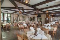 SPA complex Elena في ايلينا: غرفة طعام بها طاولات وكراسي بيضاء