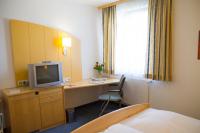 Televízia a/alebo spoločenská miestnosť v ubytovaní Gastwirtschaft & Hotel Holzinger