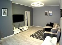 Televízia a/alebo spoločenská miestnosť v ubytovaní Apartamenty France Faktura VAT