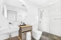 Qube Broadbeach Ocean View Apartmentsにあるバスルーム