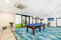 Qube Broadbeach Ocean View Apartmentsにあるゲームルーム