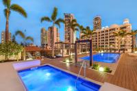 Qube Broadbeach Ocean View Apartmentsの敷地内または近くにあるプール