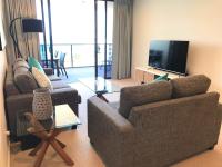 Qube Broadbeach Ocean View Apartmentsにあるテレビまたはエンターテインメントセンター