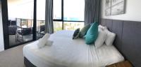 Qube Broadbeach Ocean View Apartmentsにあるベッド