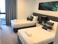 Qube Broadbeach Ocean View Apartmentsにあるベッド