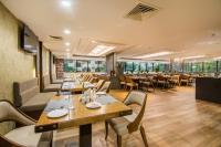 Un restaurante u otro lugar para comer en The Capital Hotel