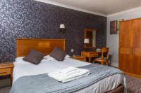 Postel nebo postele na pokoji v ubytování The Dog & Bear Hotel