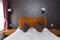 Postel nebo postele na pokoji v ubytování The Dog & Bear Hotel