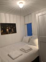 ein weißes Bett mit zwei gefalteten Handtüchern darauf in der Unterkunft Kangaroom in Amsterdam