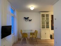 ein Esszimmer mit Tisch und Stühlen in der Unterkunft Kangaroom in Amsterdam