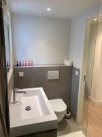 ein Badezimmer mit einer weißen Toilette und einem Waschbecken in der Unterkunft Kangaroom in Amsterdam