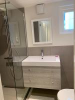 ein Badezimmer mit Waschbecken und Spiegel in der Unterkunft Kangaroom in Amsterdam