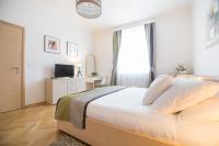 Televízia a/alebo spoločenská miestnosť v ubytovaní Angela Main Street Luxury Oasis & Free parking