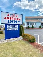 una señal de posada americana en frente de un edificio en American Inn, en Branford