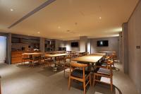 Un restaurante con mesas y sillas en una sala. en Water House, en Taipéi