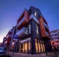 un edificio con balcones al costado de una calle en Bulvar Hotel, en Gorzów Wielkopolski
