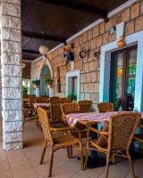 ein Restaurant mit Tischen und Stühlen und einer Backsteinmauer in der Unterkunft Apartment Astoria in Krilo