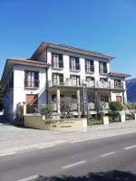 un edificio blanco al costado de una calle en Hotel Fioroni, en Bellagio