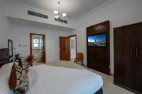 J5 Four Bedroom Villa Holiday home in Mirdifにあるテレビまたはエンターテインメントセンター