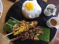 een bord met gefrituurde kip en een ei bij Fridays Puerto Galera in Puerto Galera