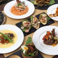 een groep borden met voedsel op een tafel bij Fridays Puerto Galera in Puerto Galera