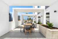 Qube Broadbeach Ocean View Apartmentsにあるバルコニーまたはテラス