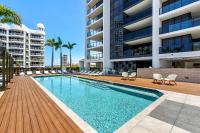 Qube Broadbeach Ocean View Apartmentsの敷地内または近くにあるプール