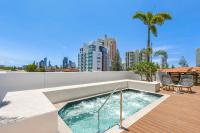 Qube Broadbeach Ocean View Apartmentsの敷地内または近くにあるプール