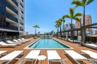 Qube Broadbeach Ocean View Apartmentsの敷地内または近くにあるプール
