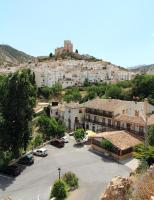 eine Luftansicht einer Stadt mit einem Schloss auf einem Hügel in der Unterkunft AT Restaurante El Palacil in Vélez-Blanco