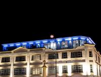un edificio iluminado de azul por la noche en Villare Leicester City Centre hotel, en Leicester