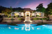 una casa con piscina frente a una casa en Bacau Bay Resort Coron, en Corón