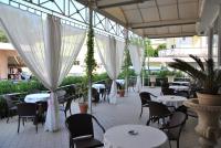 Reštaurácia alebo iné gastronomické zariadenie v ubytovaní Hotel Gaston