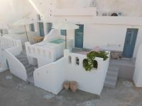 Postel nebo postele na pokoji v ubytování Stoa Cave Villas