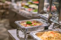 バーンナーにあるKoon Hotel Sukhumvitのビュッフェでブロッコリーが載った料理のトレイ