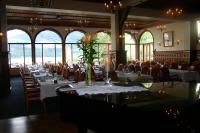 ヴォスヴァンゲンにあるフレイシャーズ ホテルのダイニングルーム(花のテーブルと椅子付)