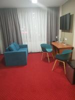 Televízia a/alebo spoločenská miestnosť v ubytovaní Carina Hotel