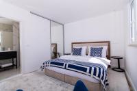 Posteľ alebo postele v izbe v ubytovaní Seafront Luxury Apartments Fun