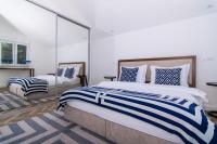 Posteľ alebo postele v izbe v ubytovaní Seafront Luxury Apartments Fun